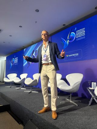 El Dr. Glujovsky da múltiples charlas y conferencias de fertilidad, todos los años, en diferentes ciudades del mundo.